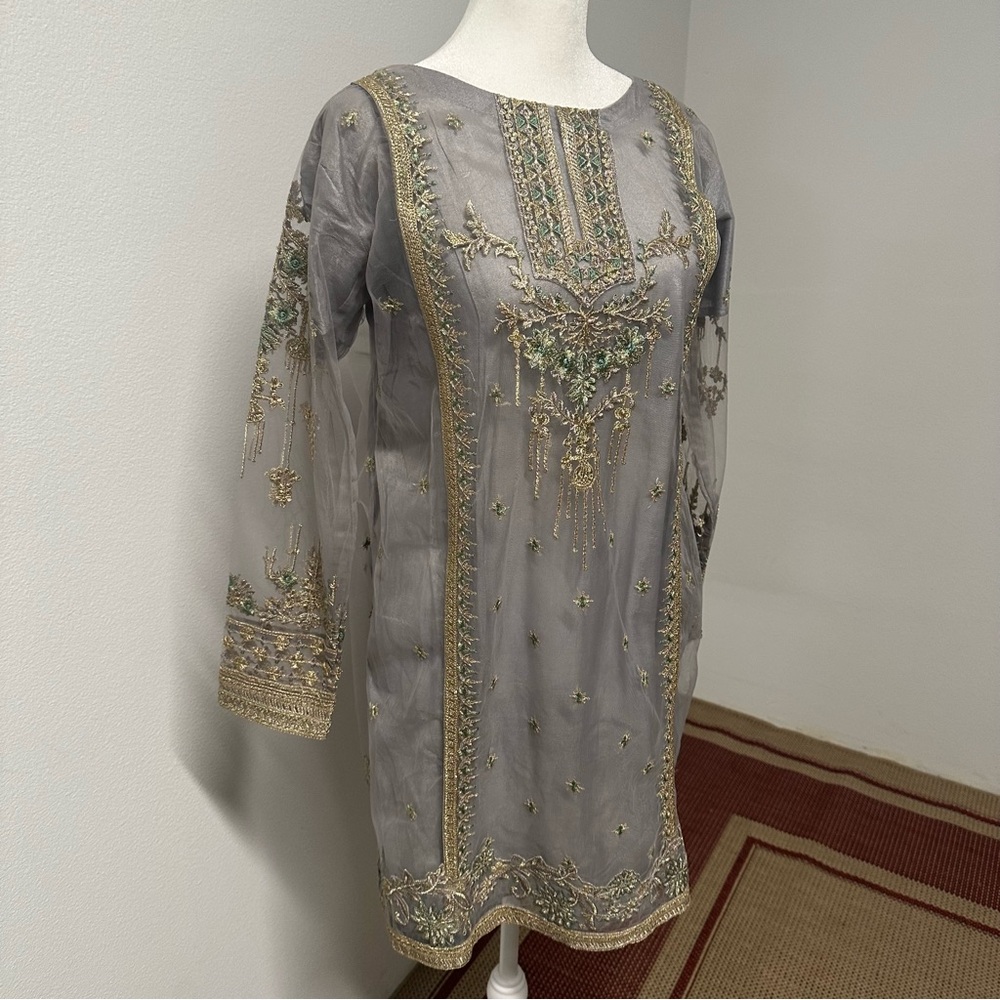 Elegant Grey Embroidered 3-Piece Gharara Set | Formal / Nikkah Outfit - Picture 3 of 10
